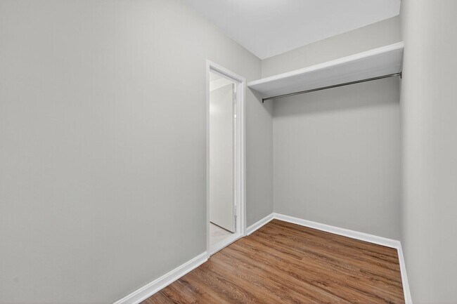 Building Photo - Short Term Lease Availble: Charming & Brig...