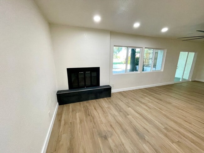 Building Photo - Gorgeous 2-Story Home with Golf Course Views and Modern Amenities!