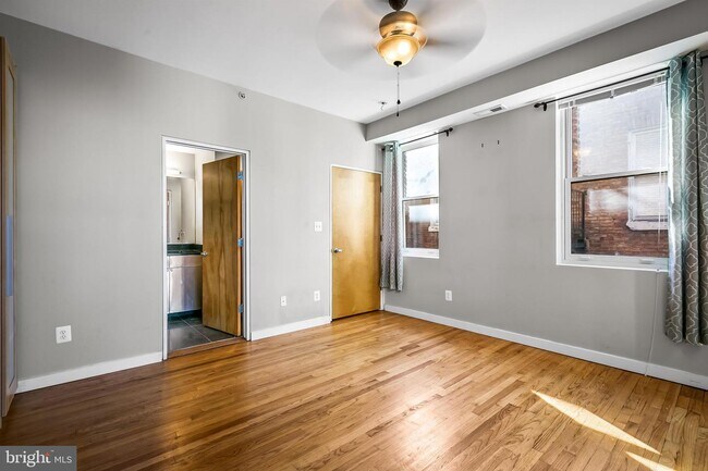 Building Photo - 18 E Madison St