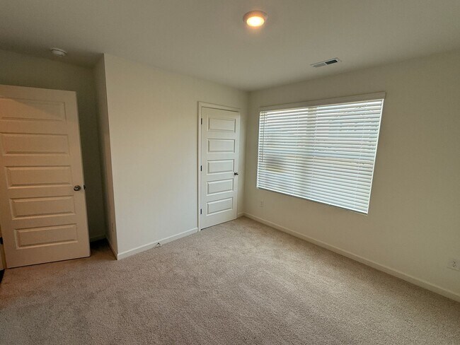 Building Photo - Caffee sub-division, very close to Mercedes plant, one level 4 Bedroom/2 Bath 1774 sqft