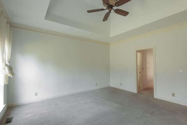 Building Photo - Charming 3-Bedroom/ 2.5 Bath Home in Royal...