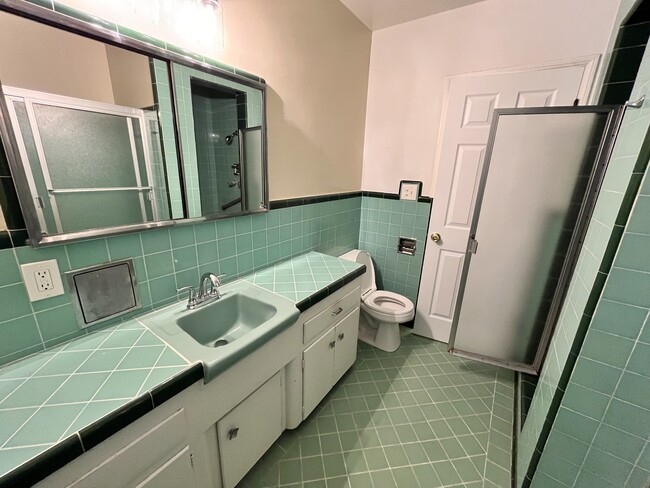 Full Bathroom - 11232 Greenlawn Ave