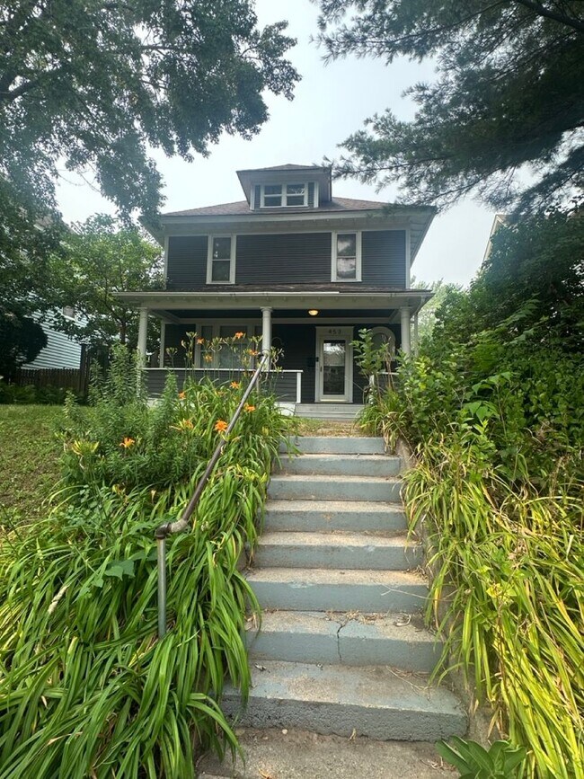 Building Photo - Beautifully Preserved 4 Bed | 2 Bath House in Saint Paul