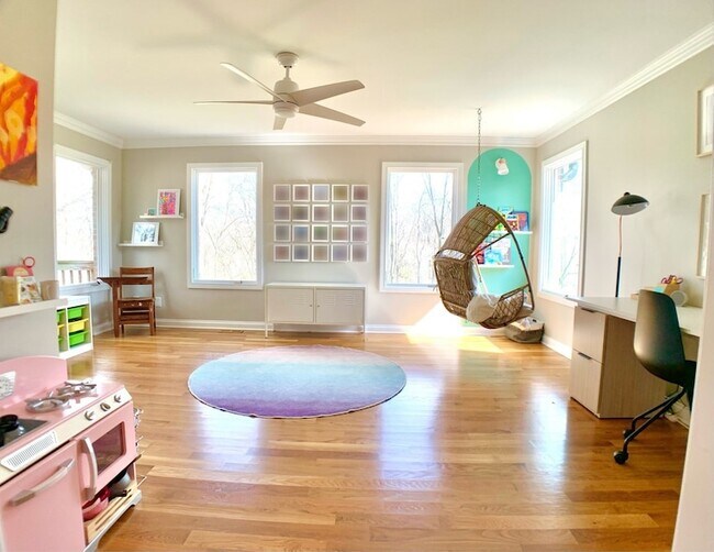Building Photo - 423 Rivermont Dr