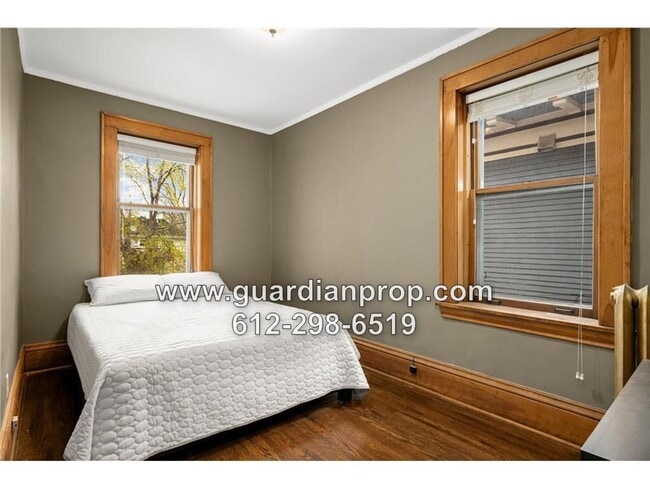 Building Photo - Top Floor Condo in 4Plex, Updated Kitchen & Bath, Full Dining Room, Sunroom, Parking
