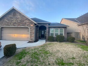 Building Photo - Move into Northwest Hanford and relax in your spa!