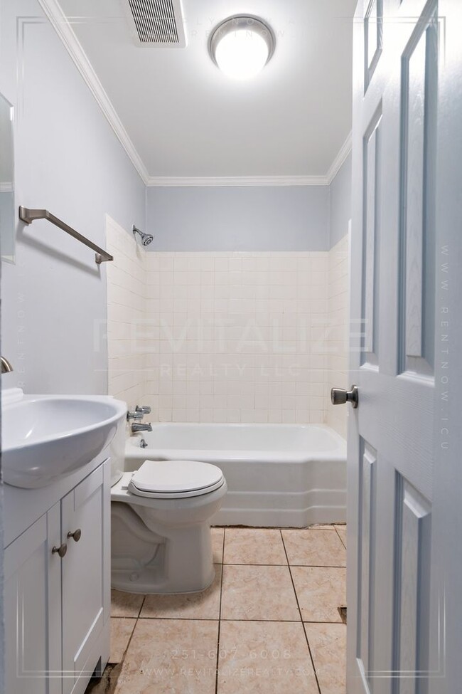 Building Photo - Beautiful Renovated 3 Bedroom/1 Bathroom H...