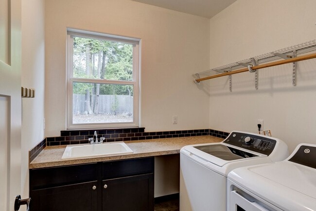 Building Photo - Stunning 3 Bed 2.5 Bath home in Fairway Point