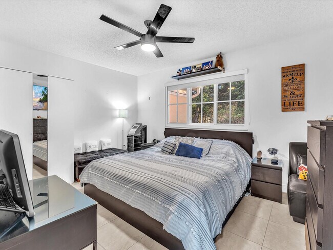 Building Photo - 2478 Centergate Dr