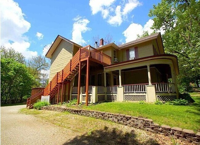 Building Photo - 916 Bridge Ave