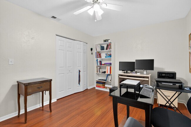 Building Photo - 4604 NW 44th Pl