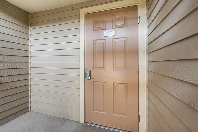 Building Photo - $1,600 - 1 Bed / 1 Bath Gorgeous Condo Unit in University District