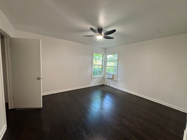Building Photo - 400-402 North Jefferson - Kaufman