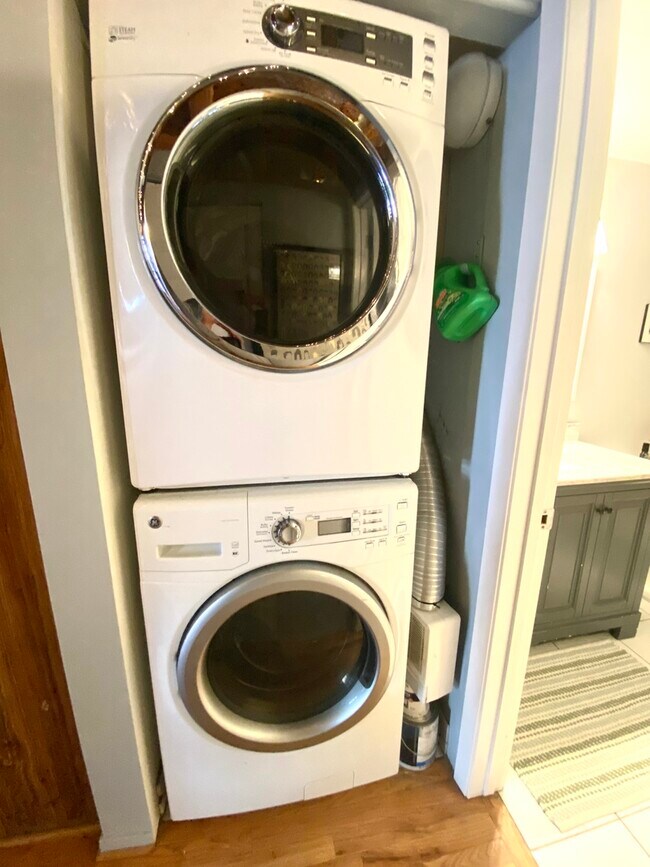 Building Photo - 1250 W Van Buren St