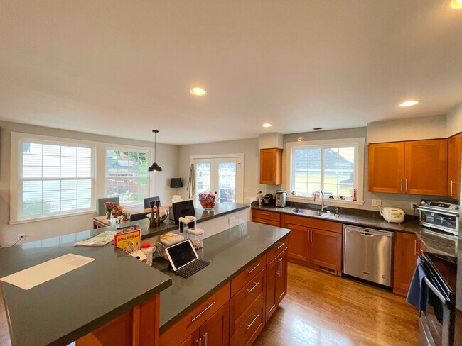 Building Photo - Spacious Corner-Lot Home 4 bed 3 bath – Green Lake, Seattle, WA