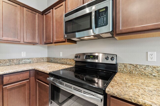 Building Photo - 4/2.5 Town Home w/ Loft and Office in Harr...