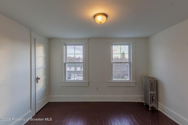 Building Photo - 623 E Elm St