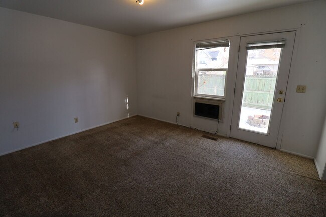 Building Photo - 400 E 4 plex