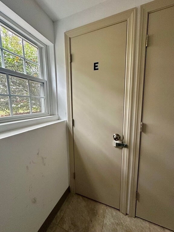 Building Photo - 7 Maple Crest Cir