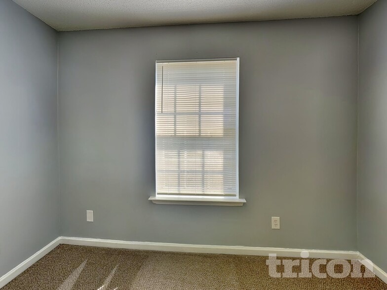 Building Photo - 245 Longview Dr