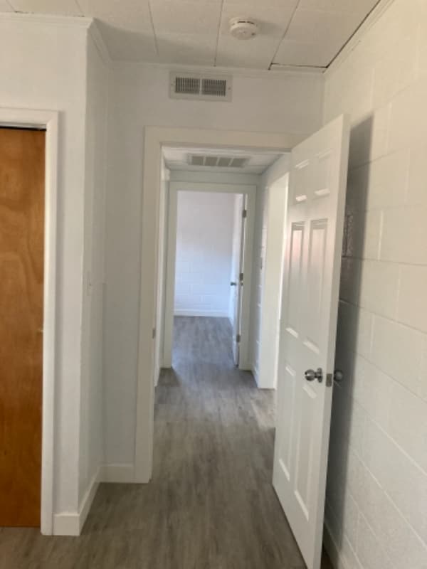 Building Photo - 711 Summit St