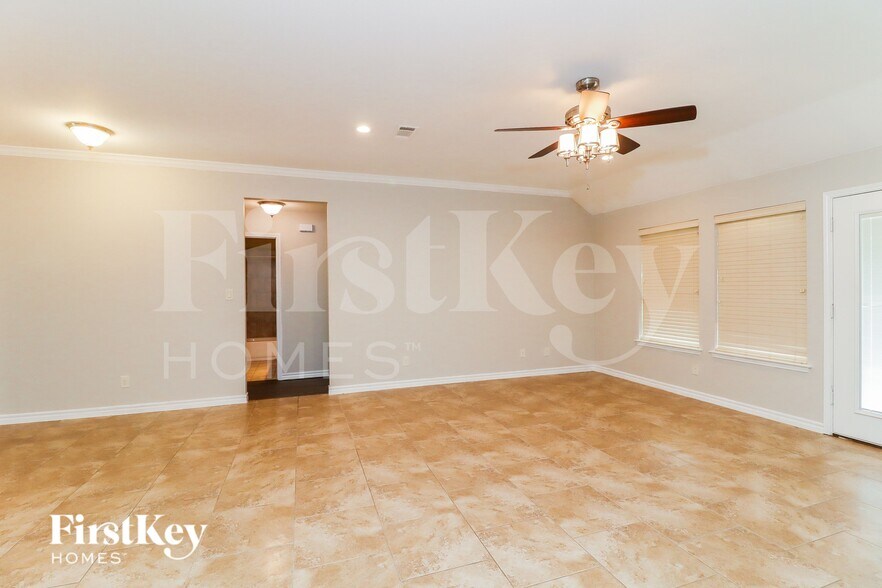 Building Photo - 2010 Lindentree Dr