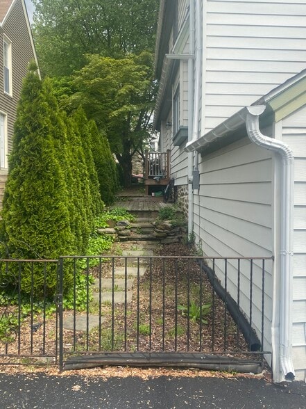 Side yard - 1404 Greywall Ln