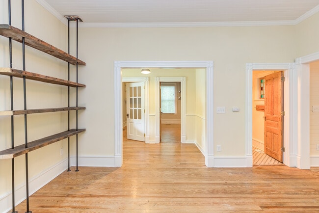 Building Photo - 510 Oakwood Ave