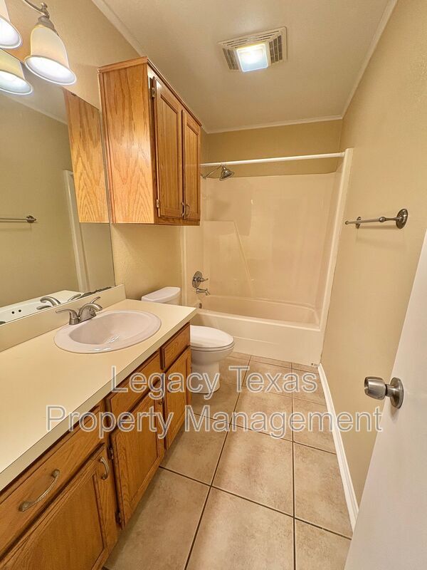 Building Photo - 1208 Lindsey Ln
