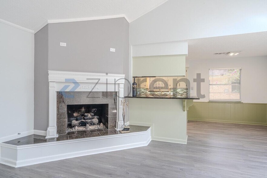 Building Photo - Unit