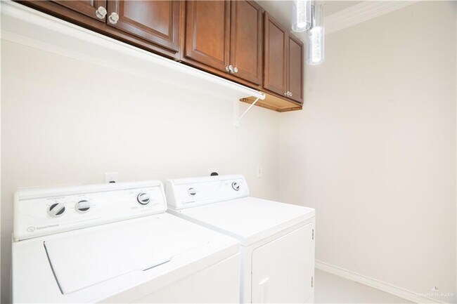 Building Photo - 2405 San Alejandro St