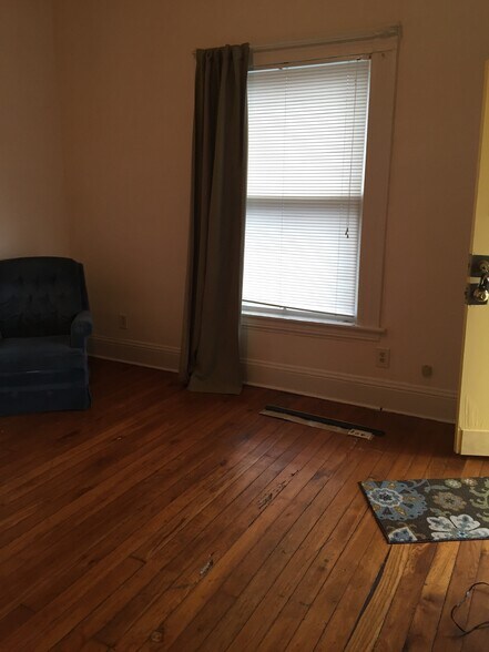 Building Photo - 325 Oldham Ave