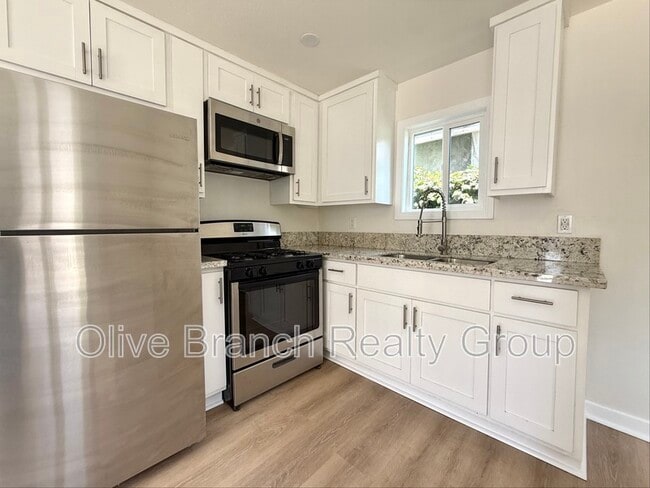 Building Photo - 4125 1/2 S. Van Ness Ave