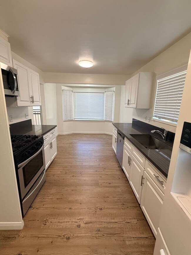 Building Photo - 4 bedroom home in LB with Large backyard now ready to rent!