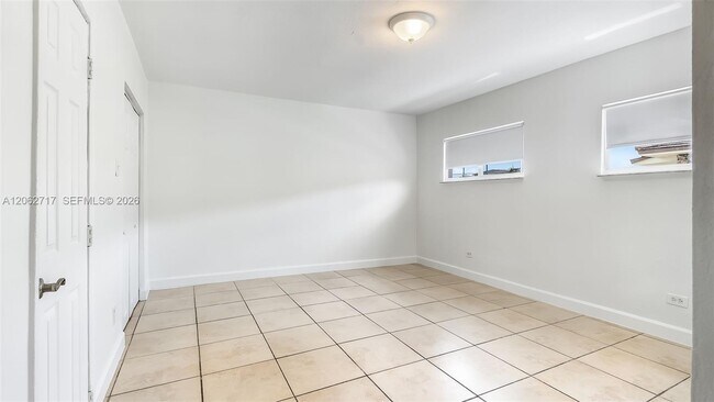 Building Photo - 117 E 10th St