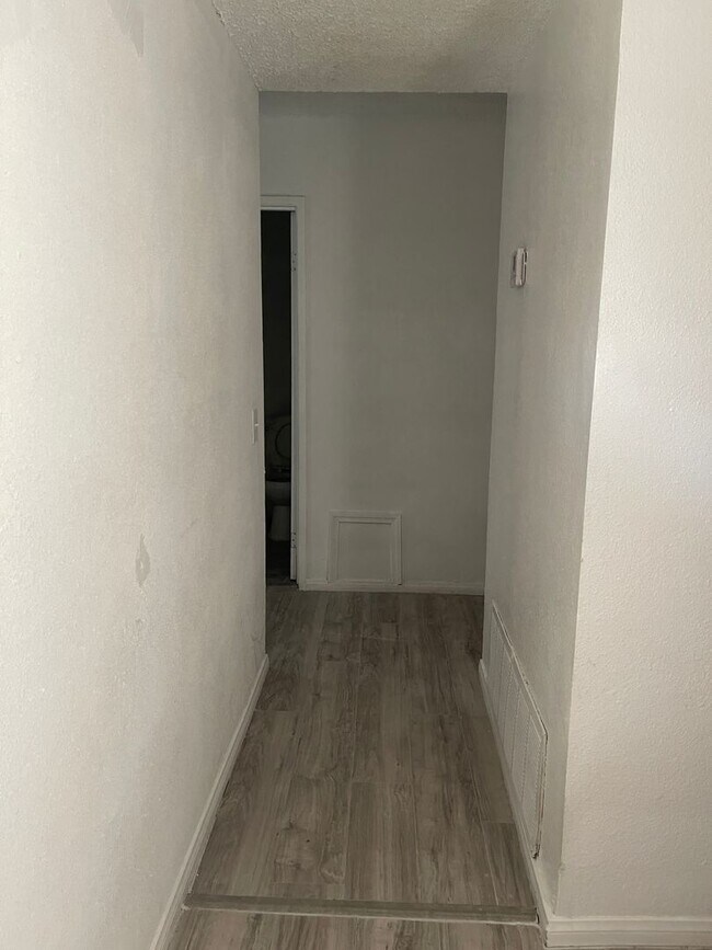 Building Photo - House For Rent