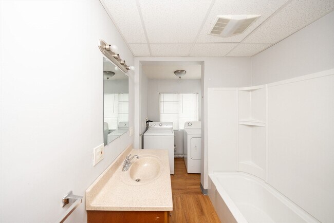 Building Photo - 10 Alpine St