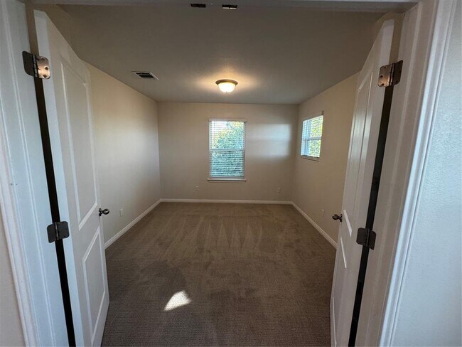 Building Photo - 905 Copper Frond Way