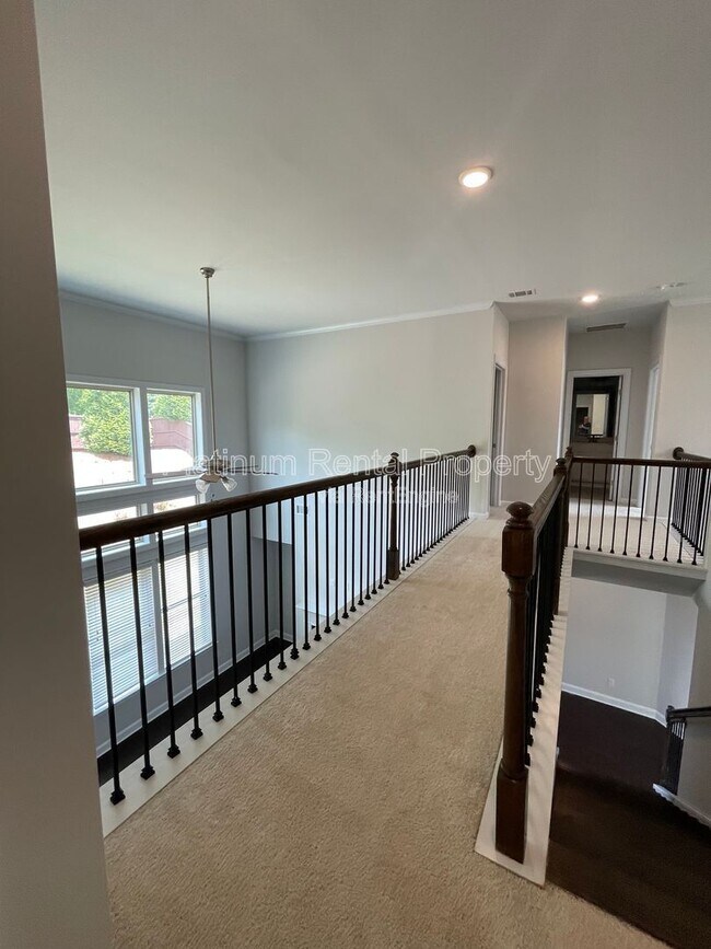 Building Photo - 1825 Dahlia Dr