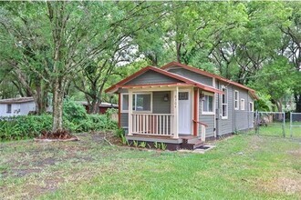 Building Photo - Centrally located 1/1 bungalow