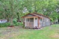 Building Photo - Centrally located 1/1 bungalow