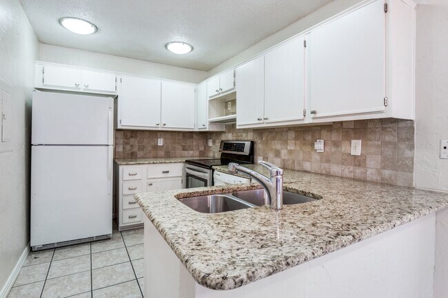 Building Photo - Charming 2 Bed, 2 Bath Condo in North Dall...