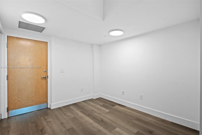Building Photo - 350 S Miami Ave