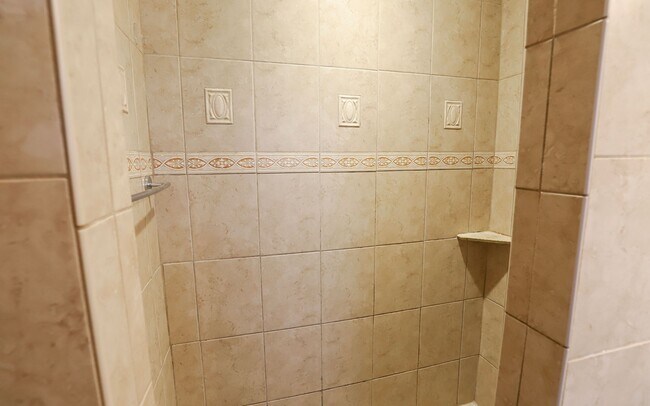 Building Photo - 809 Houndslake Dr
