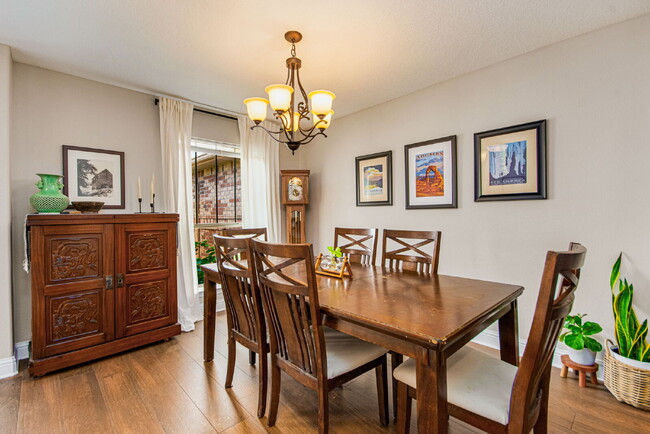Building Photo - 5 Bed House convenient to Navarre and Hurl...