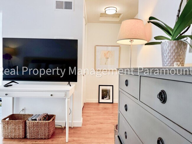 Building Photo - Furnished Brentwood Hills Retreat with Tim...