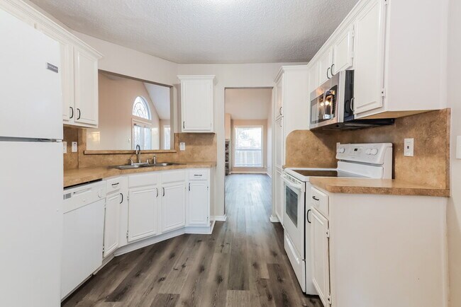 Building Photo - 138 Woodcreek Dr