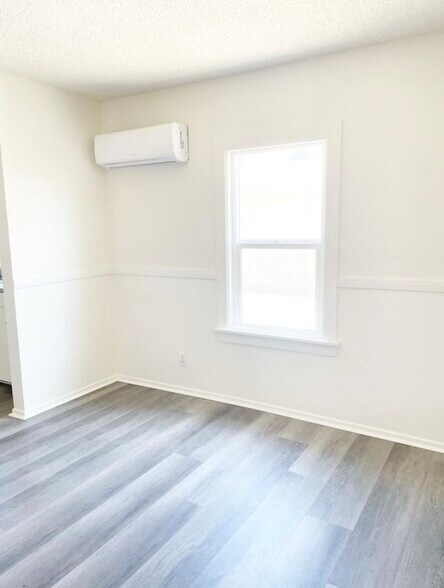 Building Photo - 440 W 23rd St