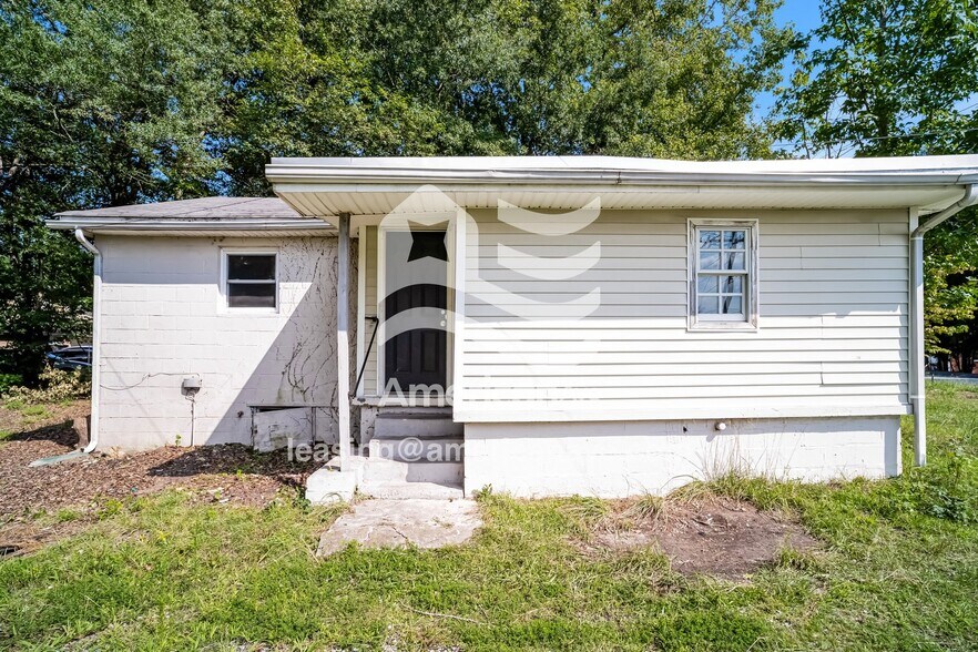 Building Photo - 2401 Phillips Ave