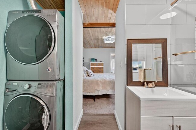 Building Photo - 2444 34th Ave N